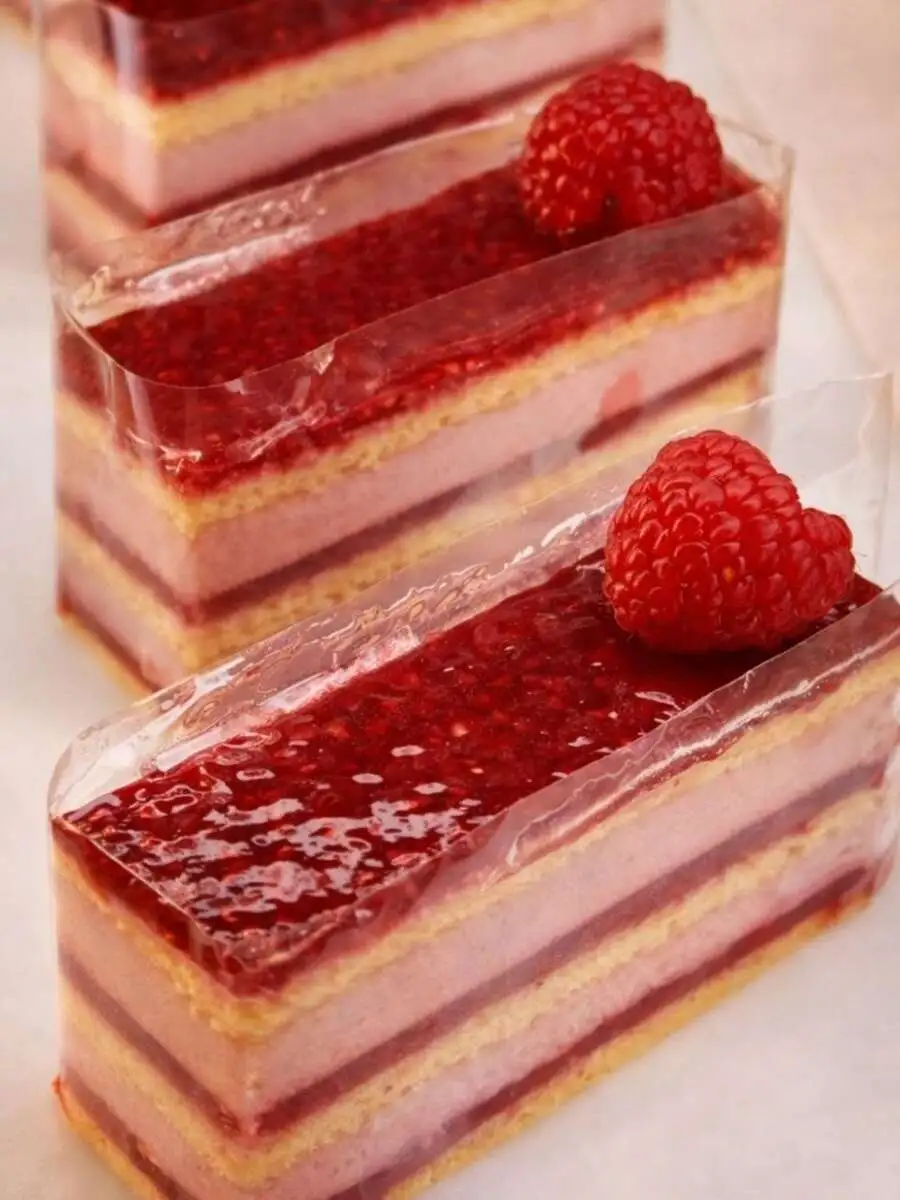 Пирожное малина в кубе