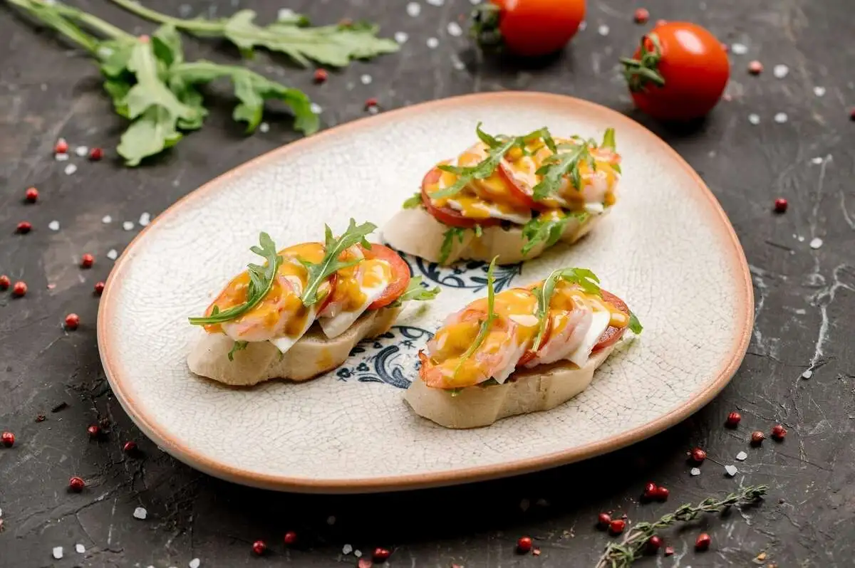 Брускетта с креветками