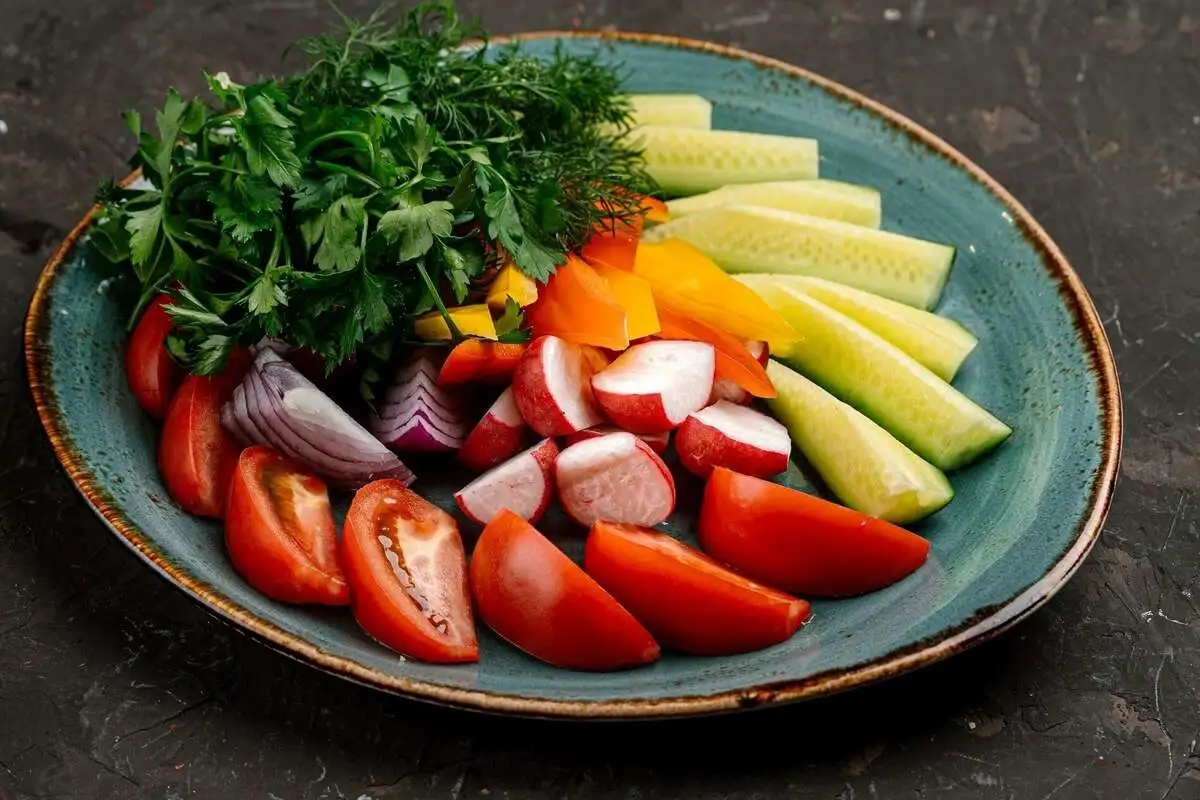 Ассорти из свежих овощей