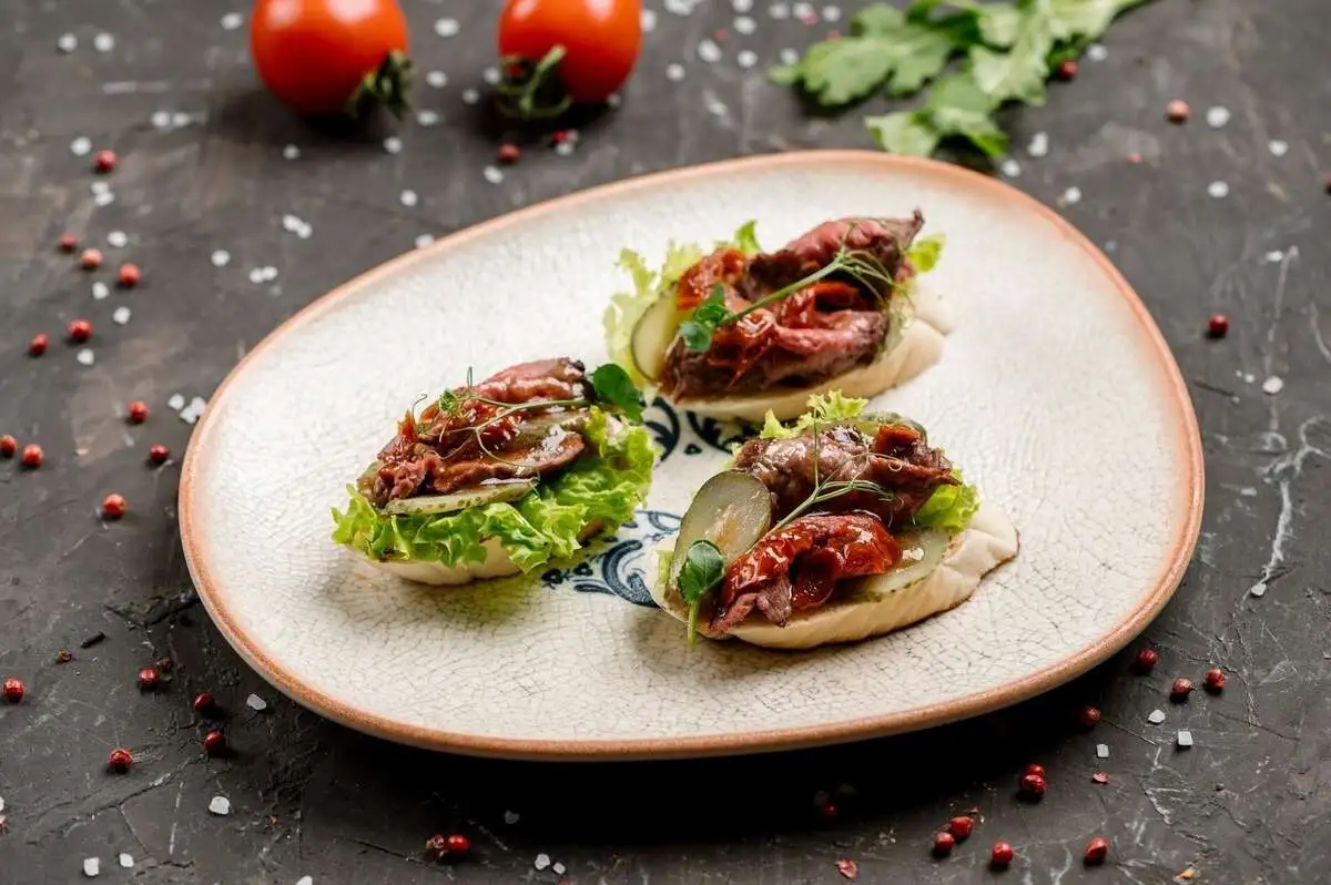 Брускетта с ростбифом