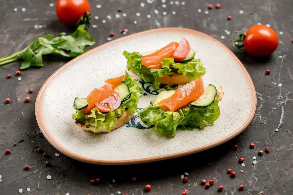 Брускетта с лососем