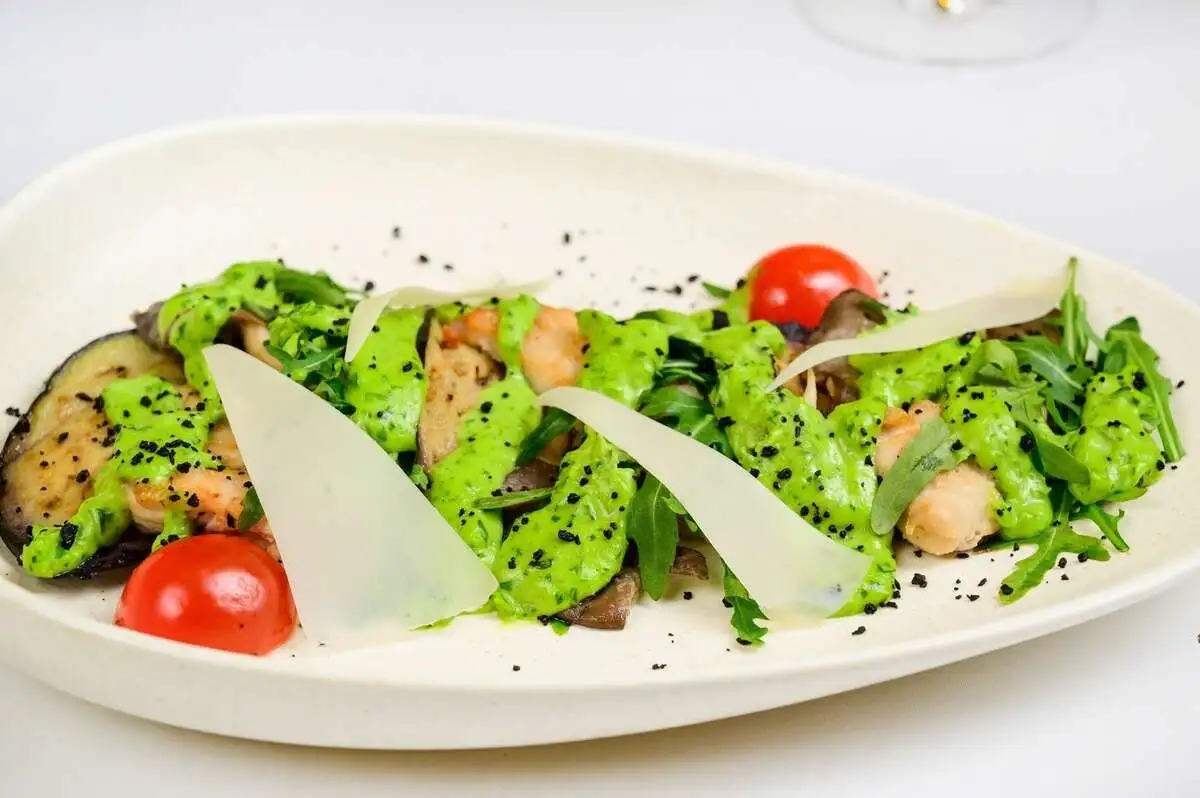 Филе индейки с обжаренными баклажанами и вешенками