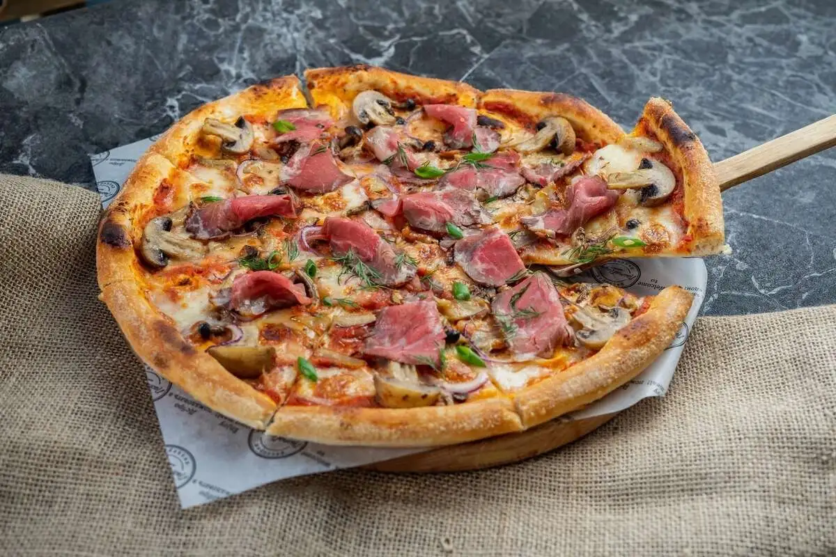 Пицца с копченым ростбифом и сливочным соусом