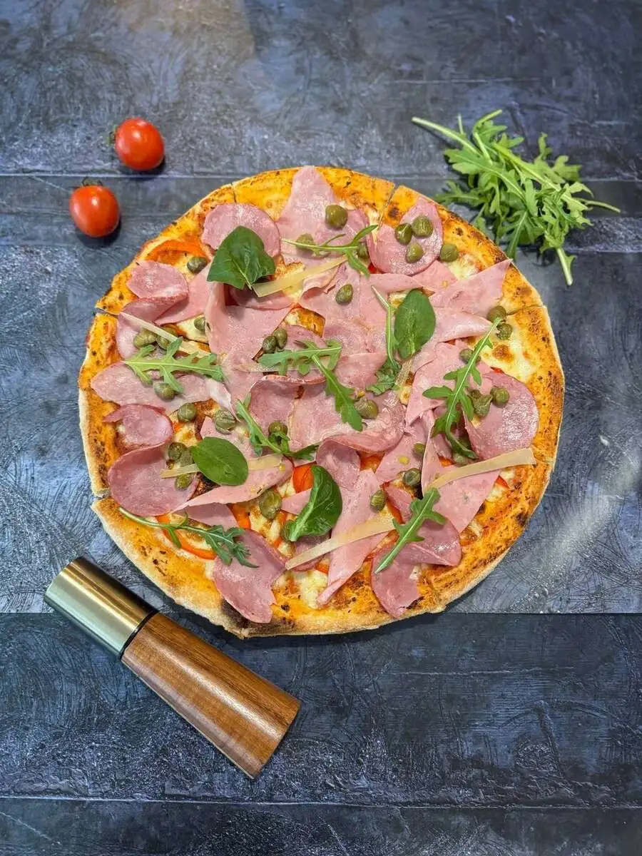 Пицца с итальянскими деликатесами