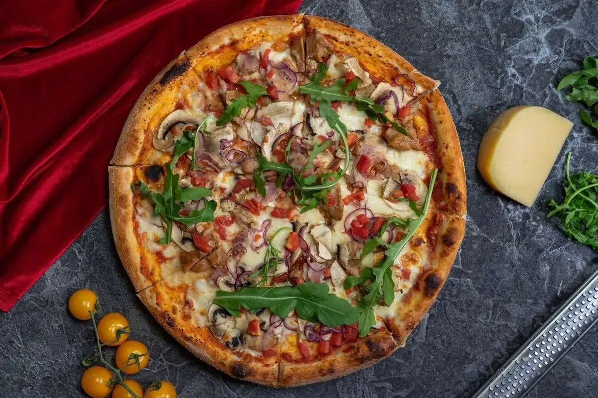 Пицца с курицей и беконом