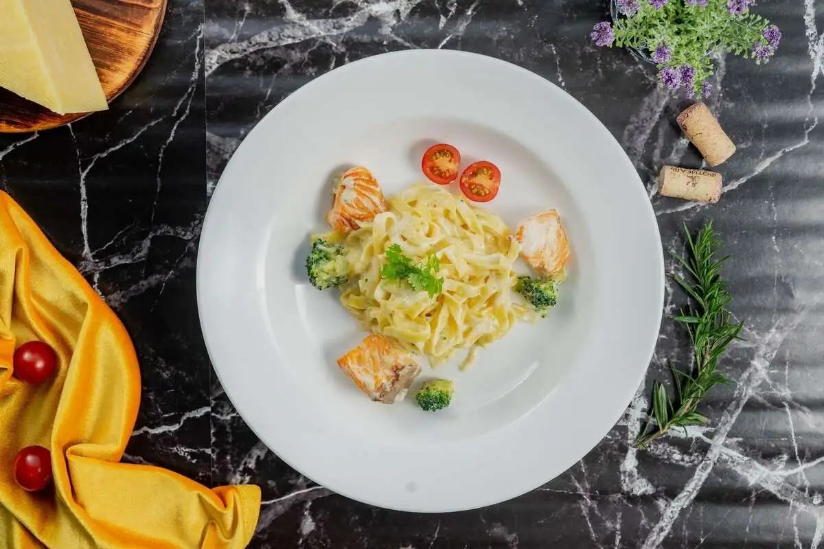 Паста с лососем гриль и брокколи