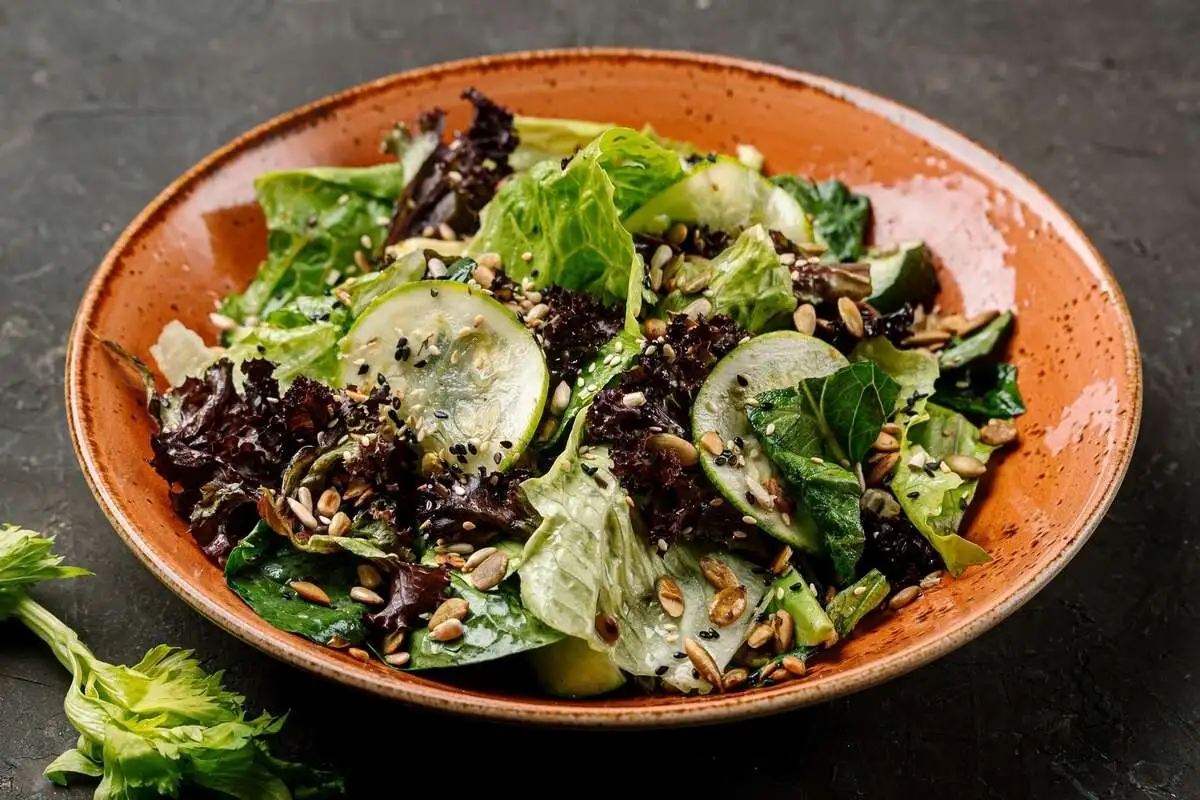 Зеленый салат с авокадо