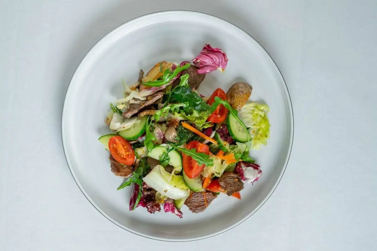 Тёплый салат с телятиной и овощами