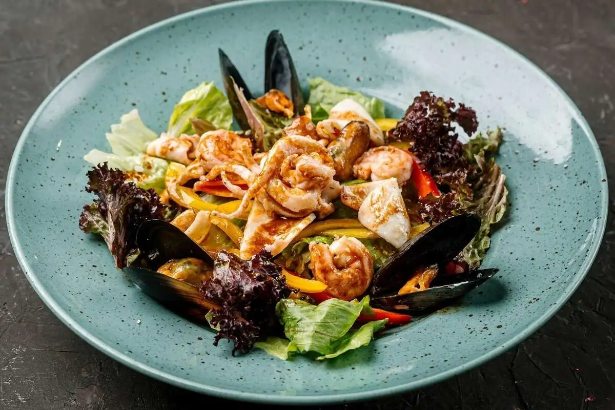 Тёплый салат с морепродуктами устричным соусом