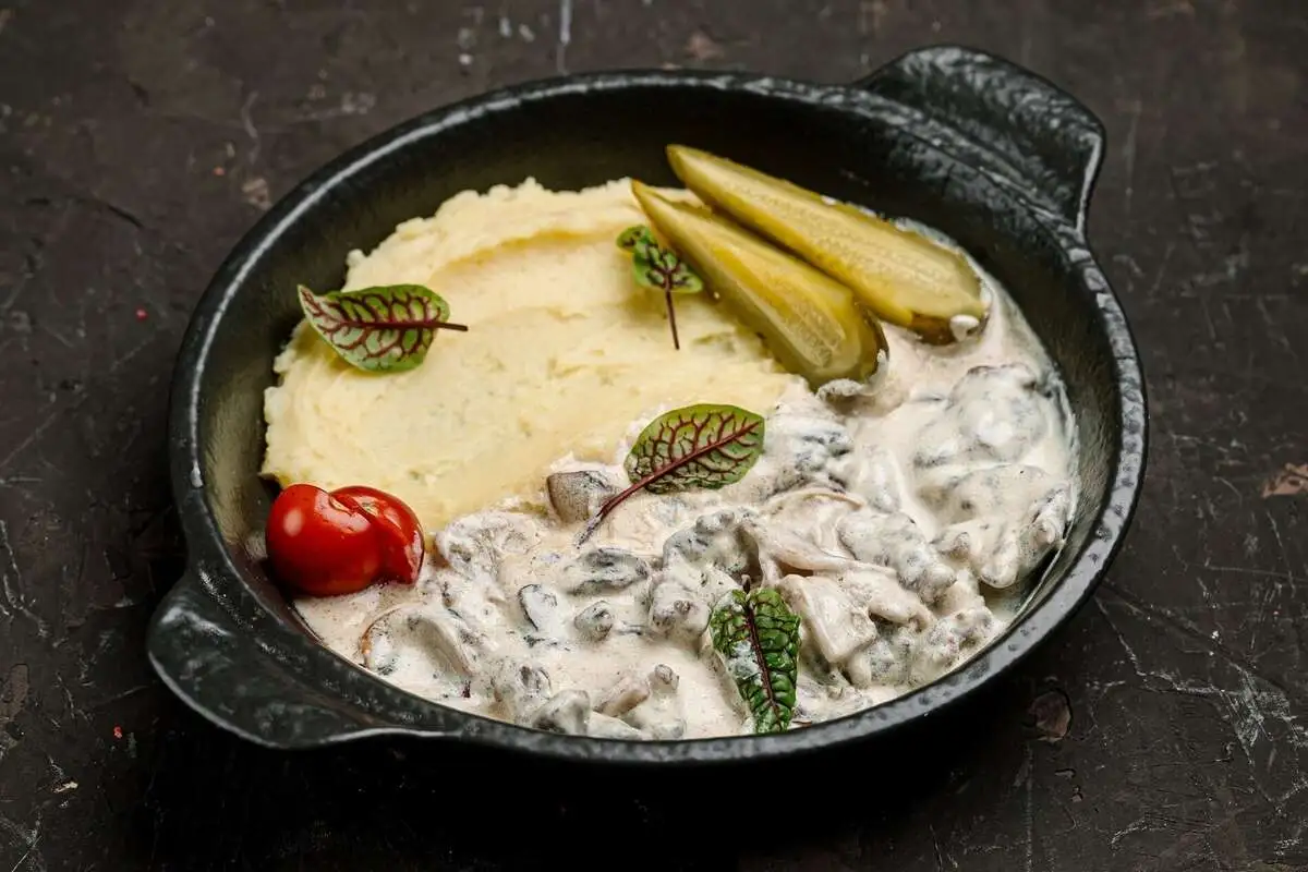 Говядина в соусе с картофельным пюре