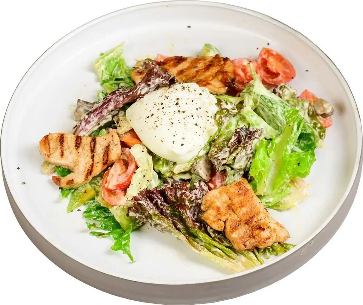 Салат теплый с индейкой и яйцом пашот