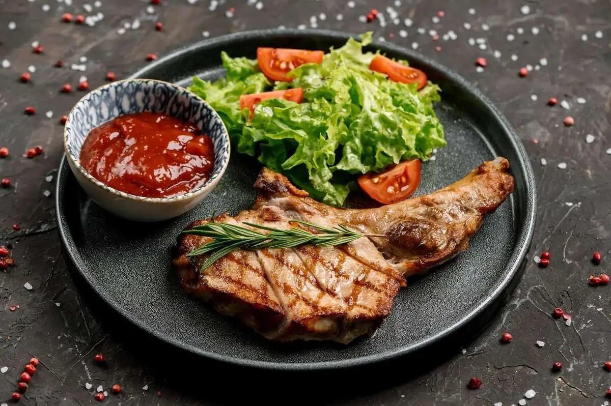 Свиная корейка с овощами и пряным соусом