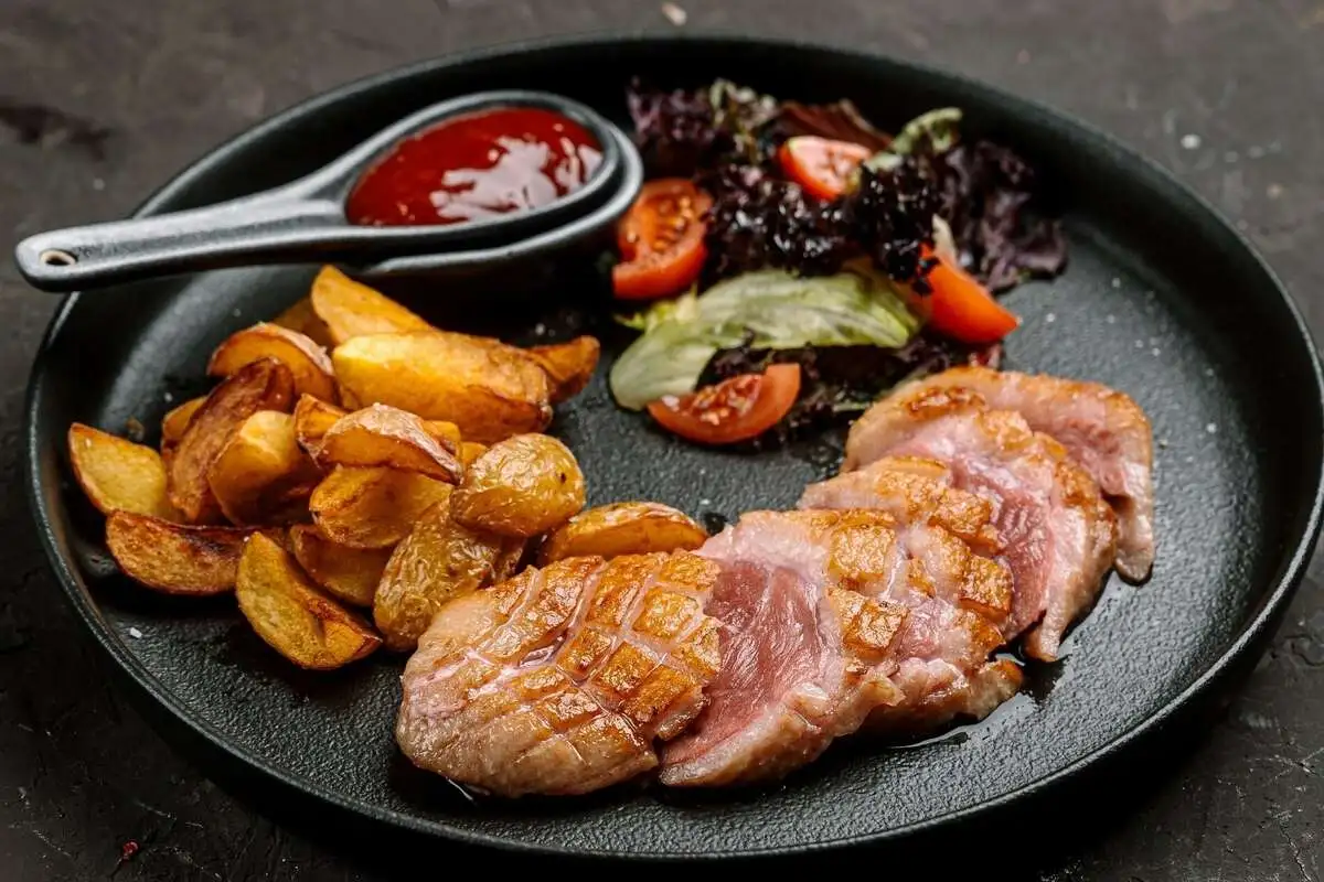 Утиная грудка с молодым картофелем и томатами