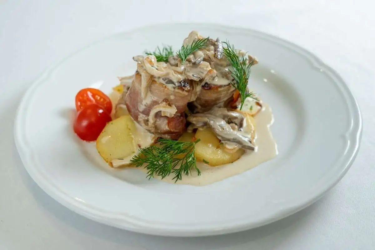 Свиная вырезка в беконе