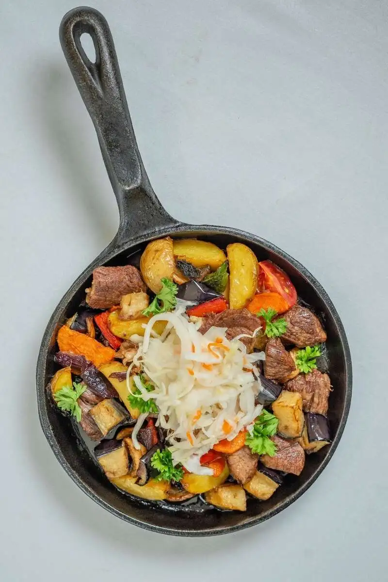 Баранина с овощами на сковороде