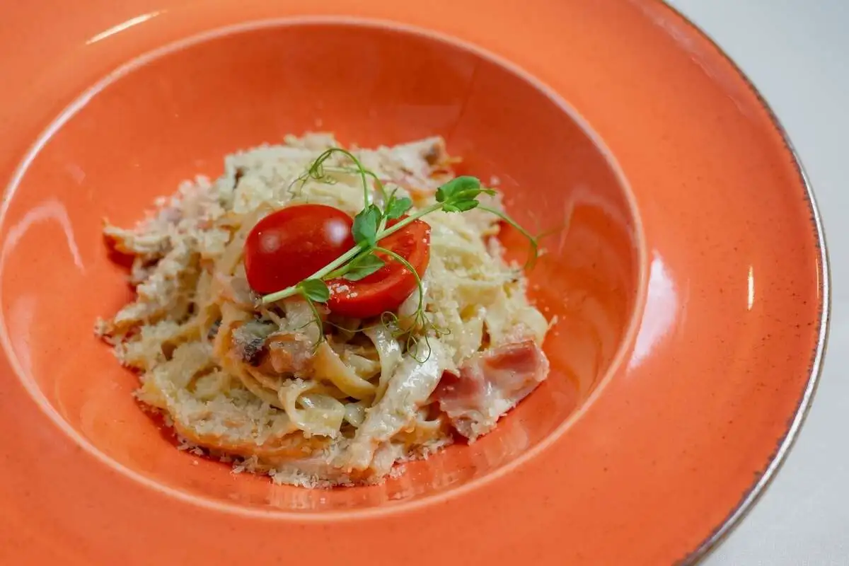 Паста с цыплёнком бекон и грибами