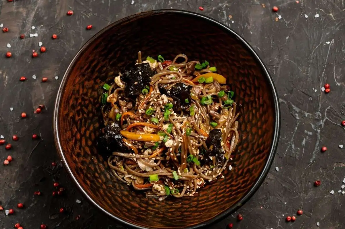 Лапша с говядиной в устричном соусе