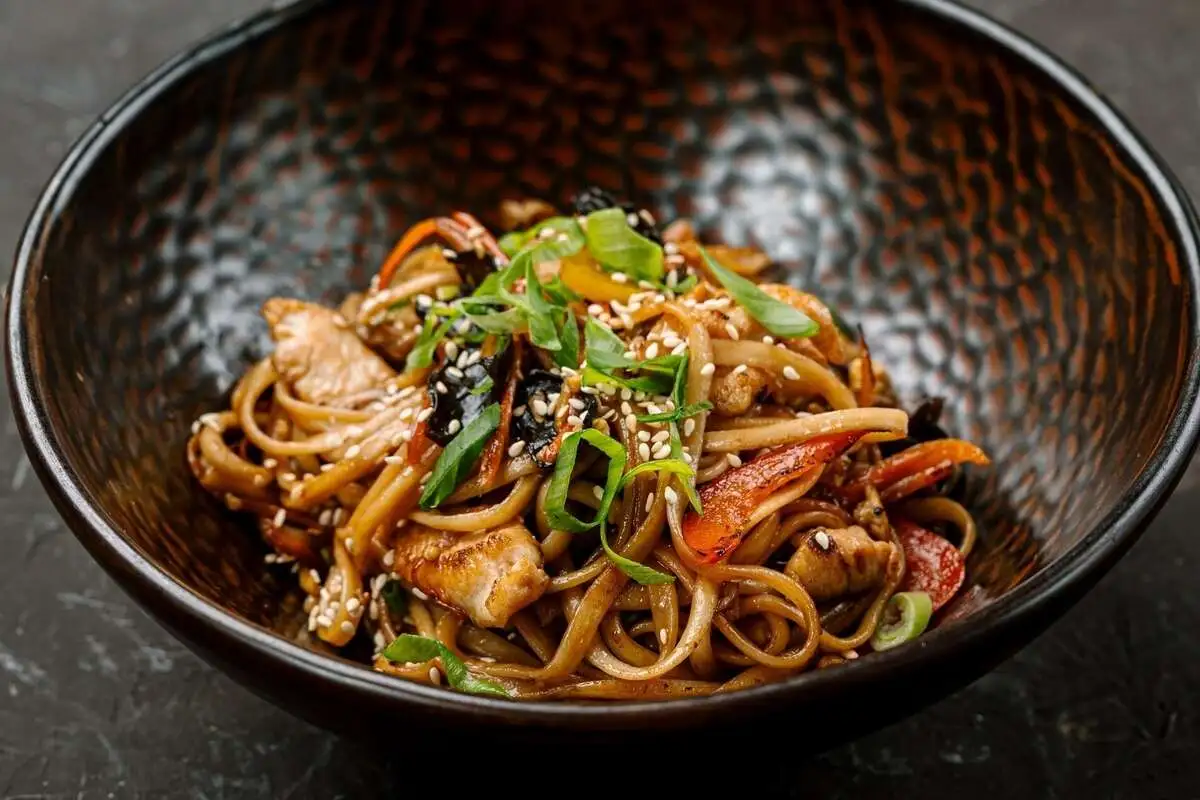 Тайская лапша с курицей и овощами