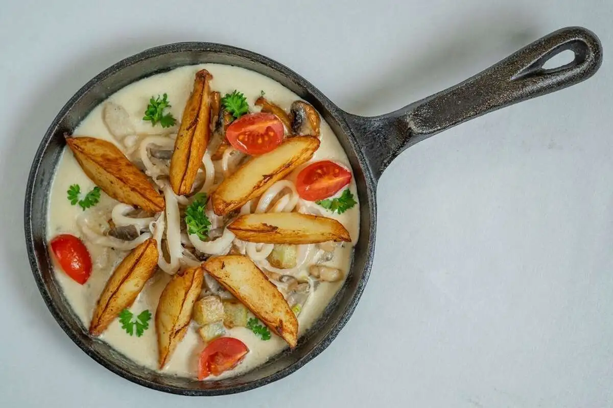 Кальмар с овощами в сливочном соусе