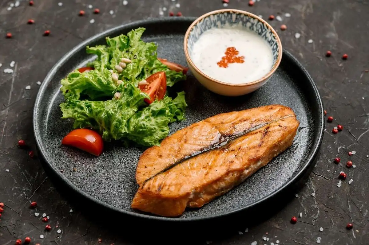 Лосось со сливочно икорным соусом