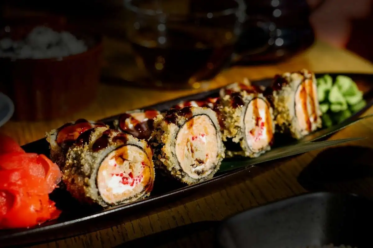 Жареный ролл с лососем без риса