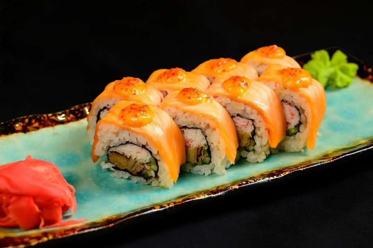 Запеченный ролл лосось и тобико