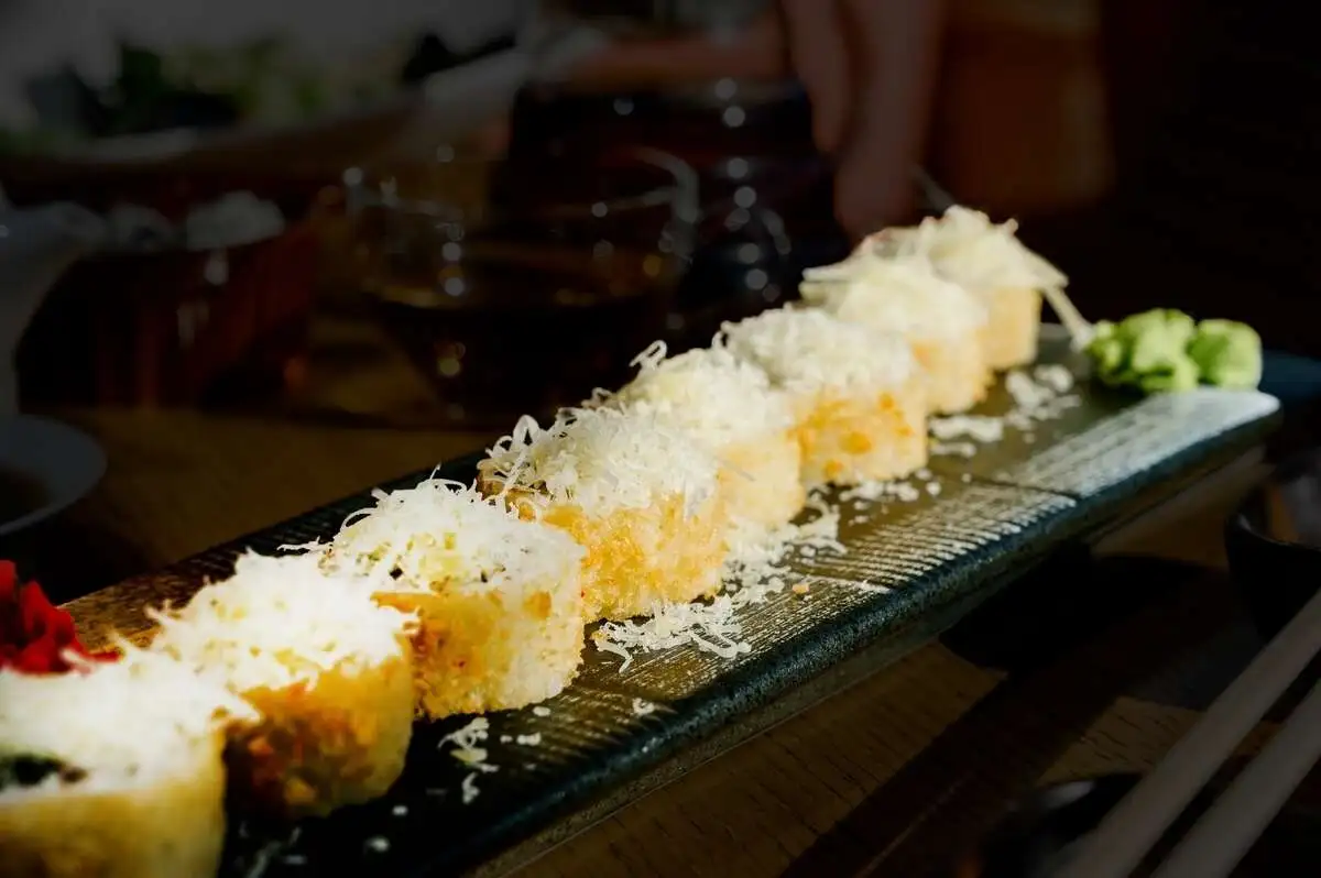 Жареный ролл Цезарь с креветкой