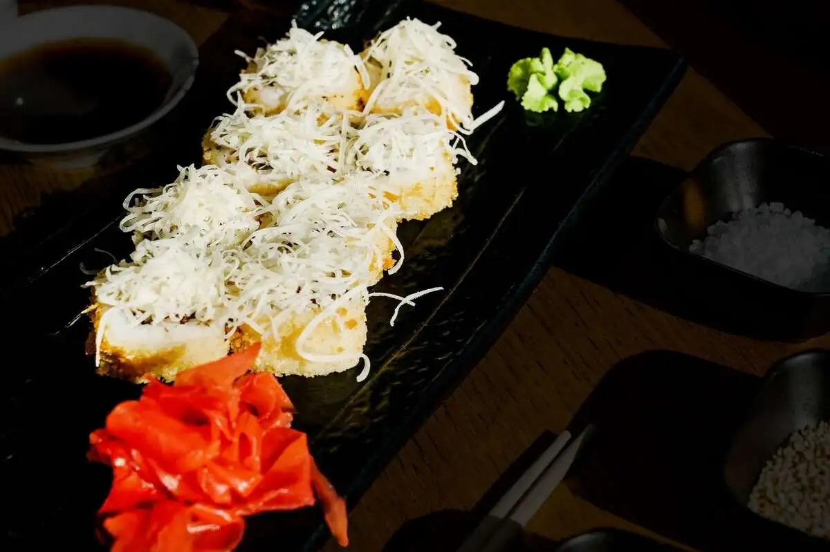 Жареный ролл Цезарь с курицей 