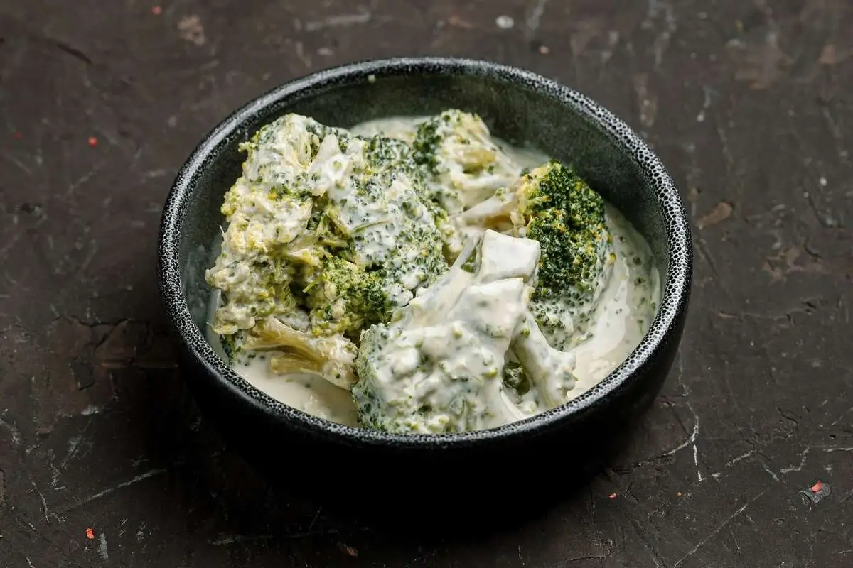 Брокколи в сливочном соусе