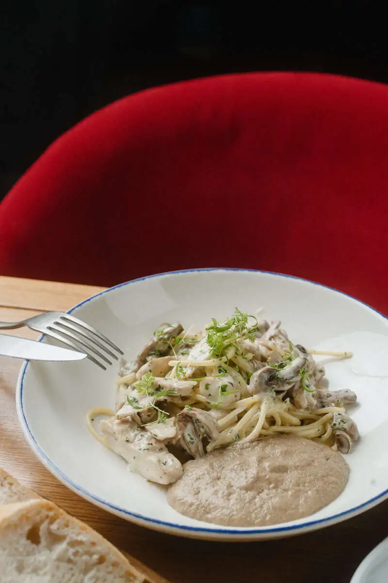 Паста с грибами, цыпленком и трюфельным муссом - ланч