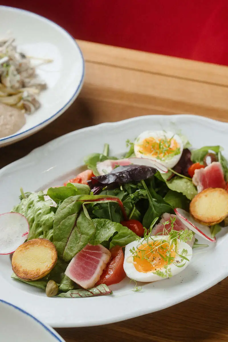 Салат с тунцом и соусом из рижских шпрот 