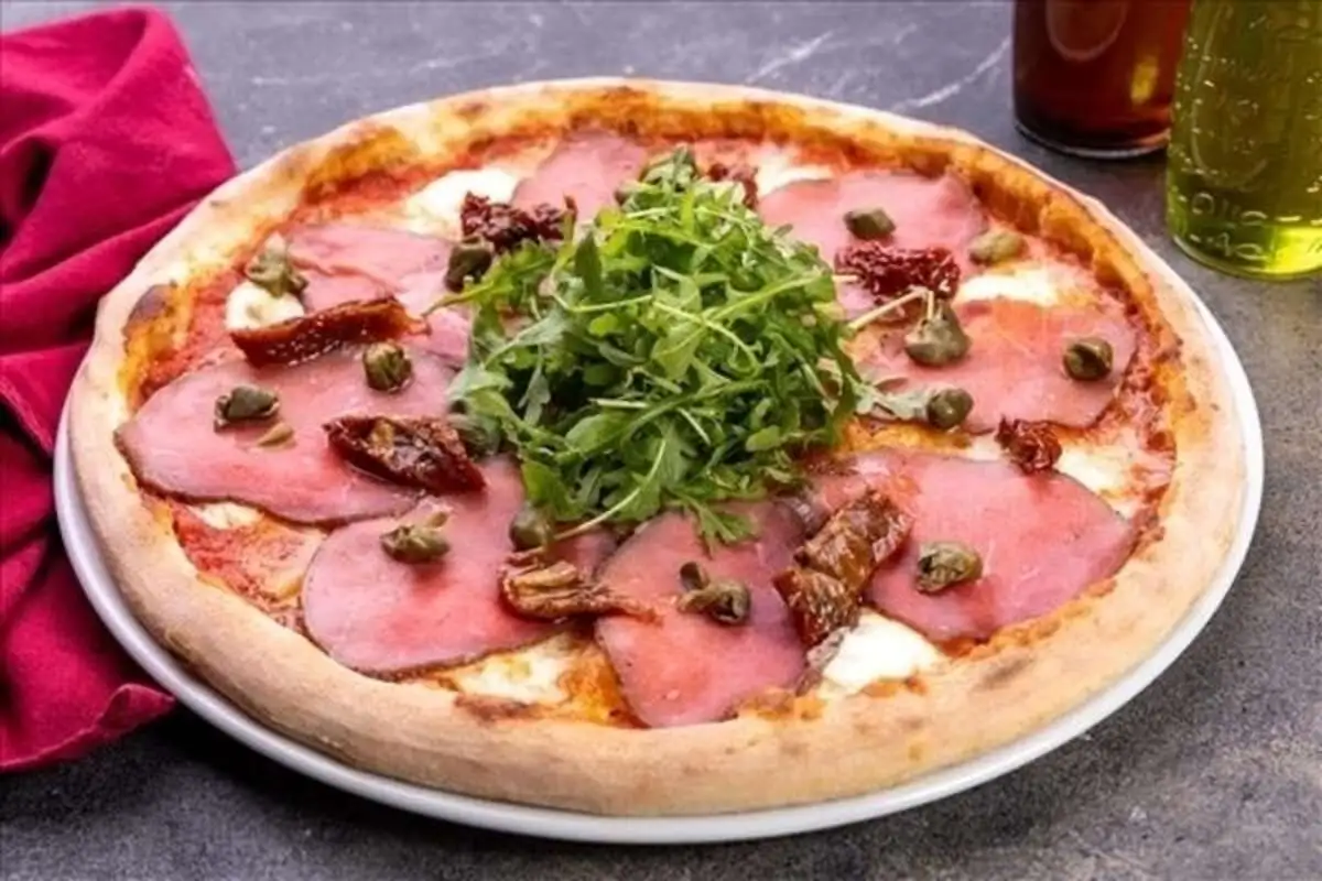 Пицца с ростбифом