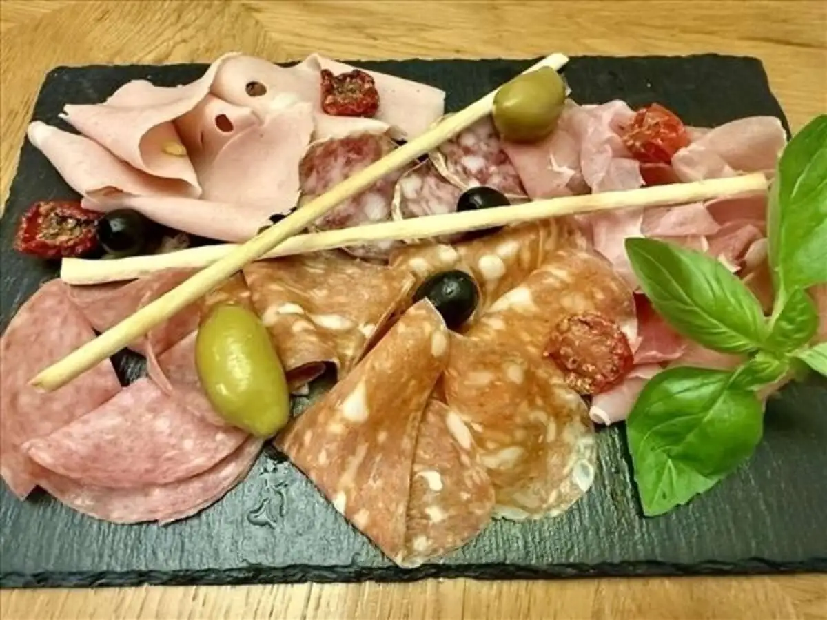 Мясные деликатесы