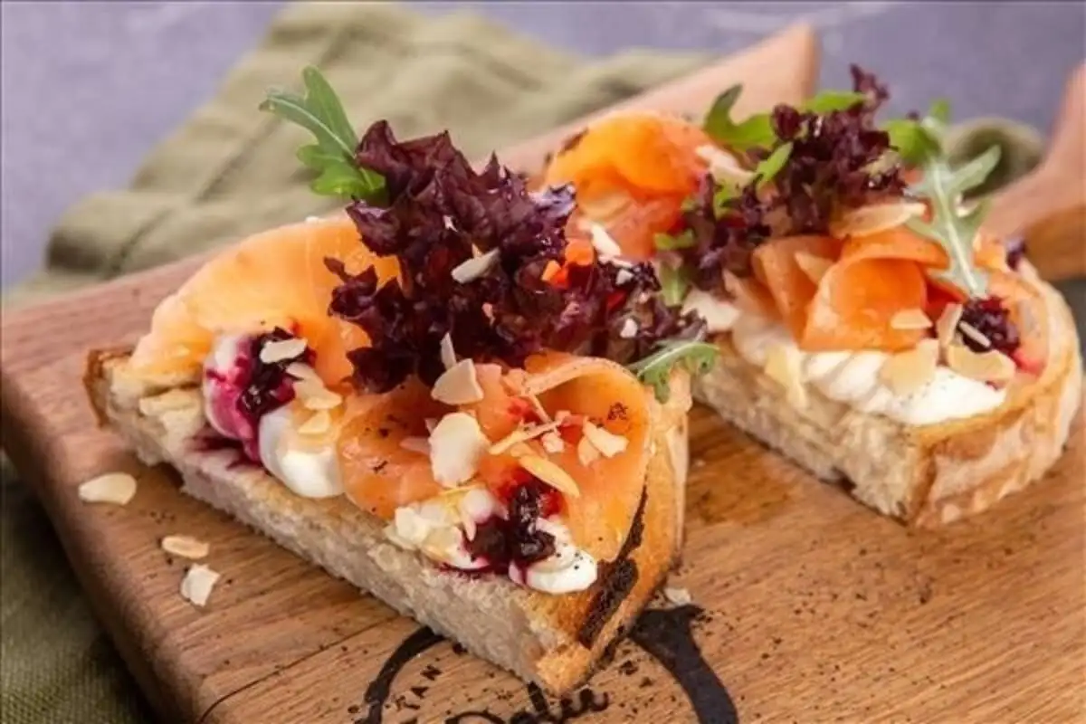 Брускетта с лососем и карамелизированной свеклой