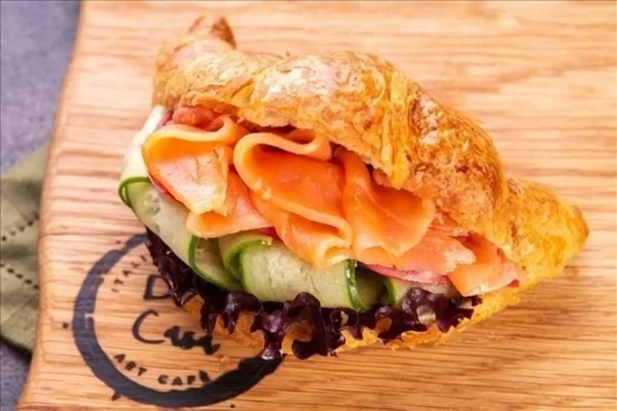 Круассан с лососем