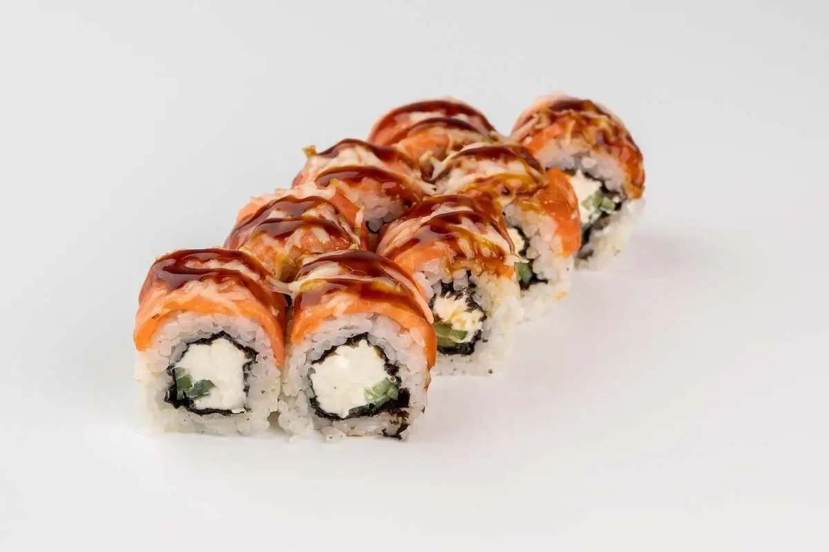 Запеченный ролл "Лосось с пармезаном"