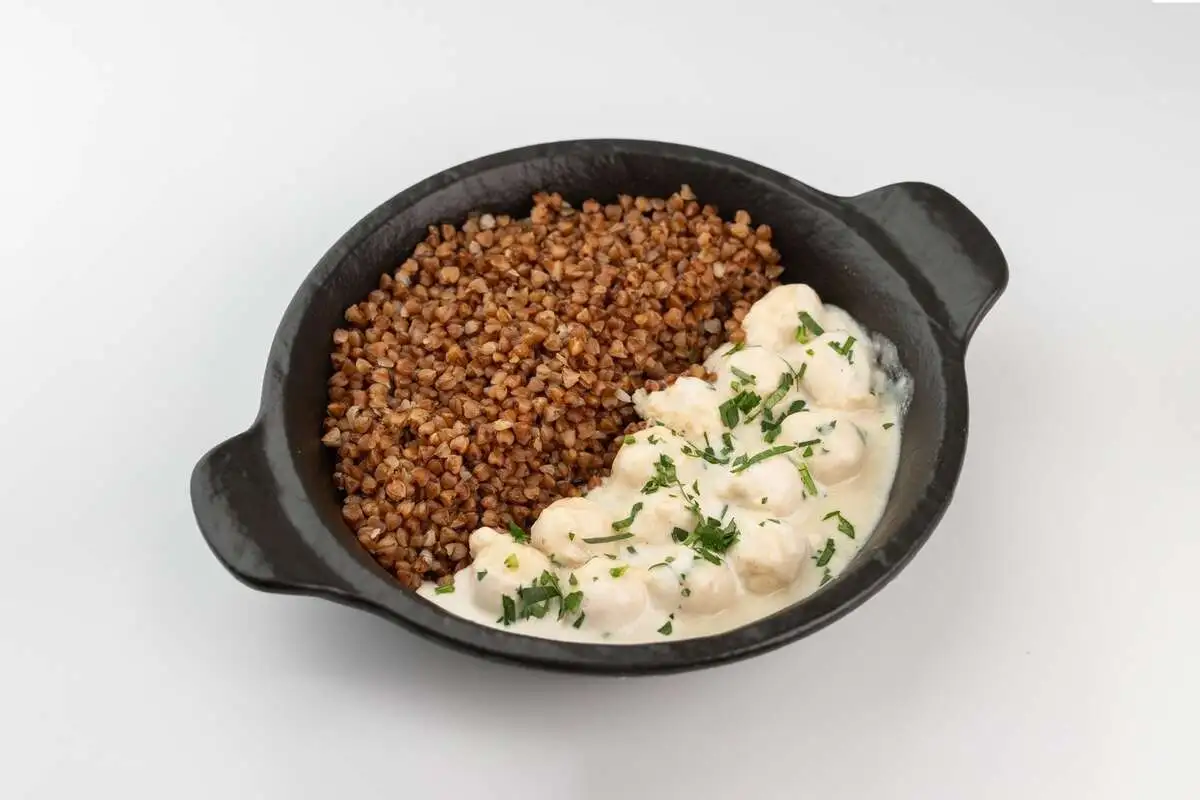 Фрикадельки в сливочно-перечном соусе с гречкой