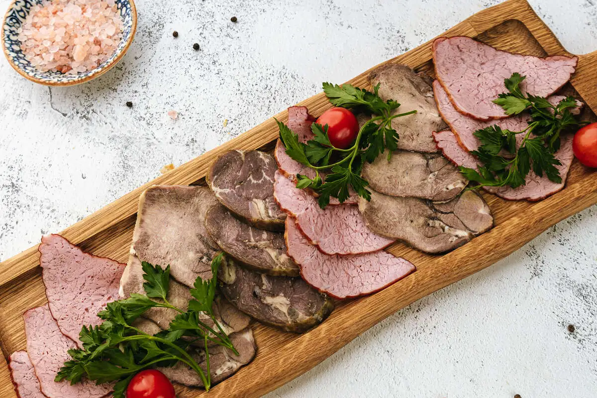 Мясная тарелка с говяжьим языком