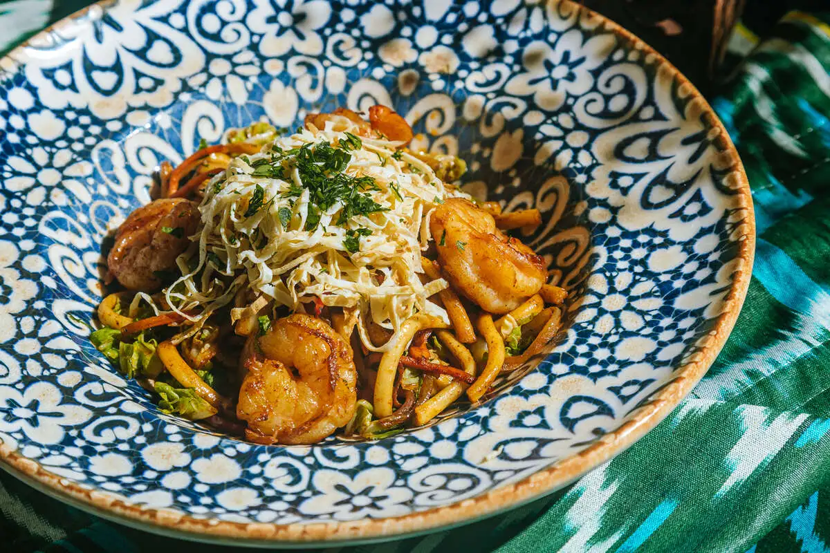 Лагман жареный с тигровыми креветками