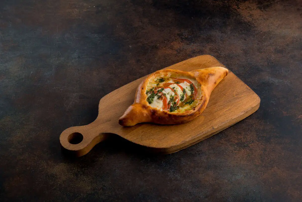 Хачапури с томатами и базиликом