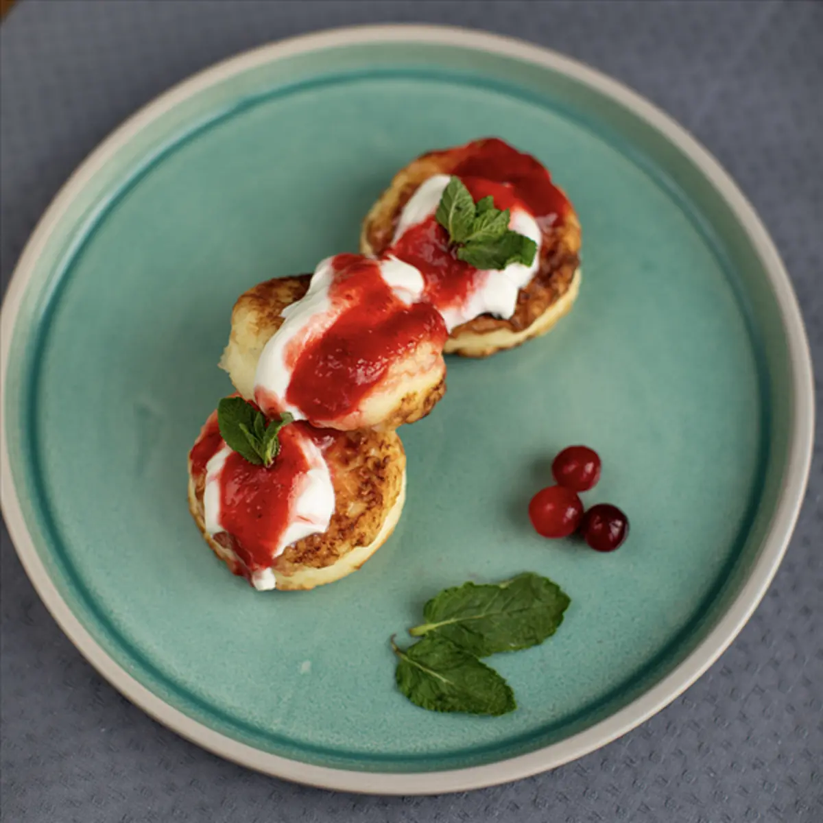 Сырники со сметаной и клубничным соусом