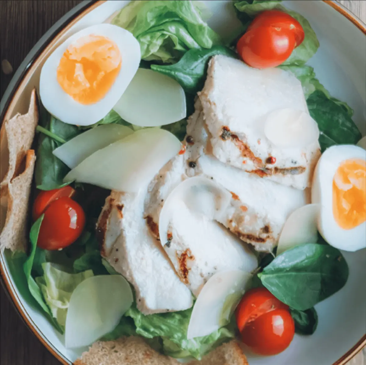 Салат с грудкой цыпленка на гриле