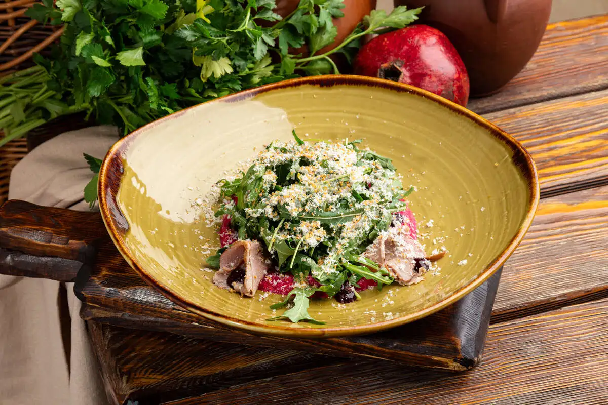 Салат с уткой, свеклой и ткемали