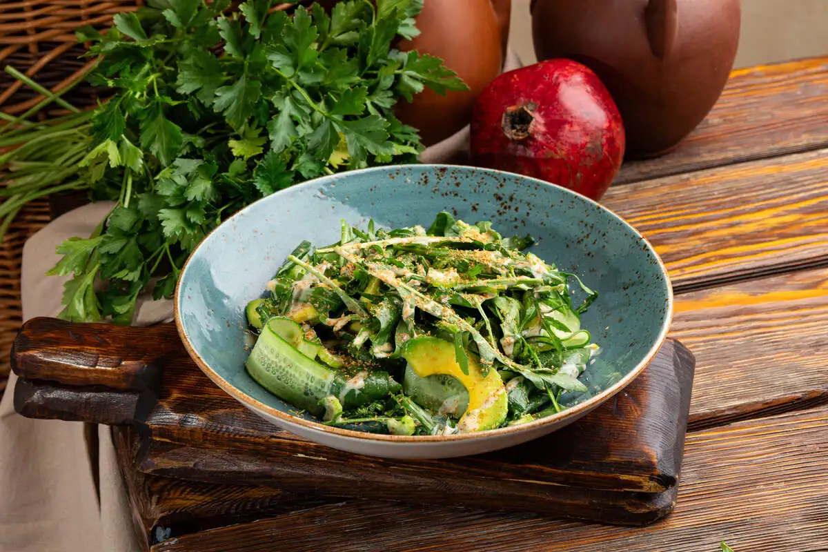 Большой зеленый салат с ореховым соусом