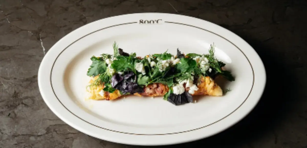 Яйца в говяжьем беконе с томатами