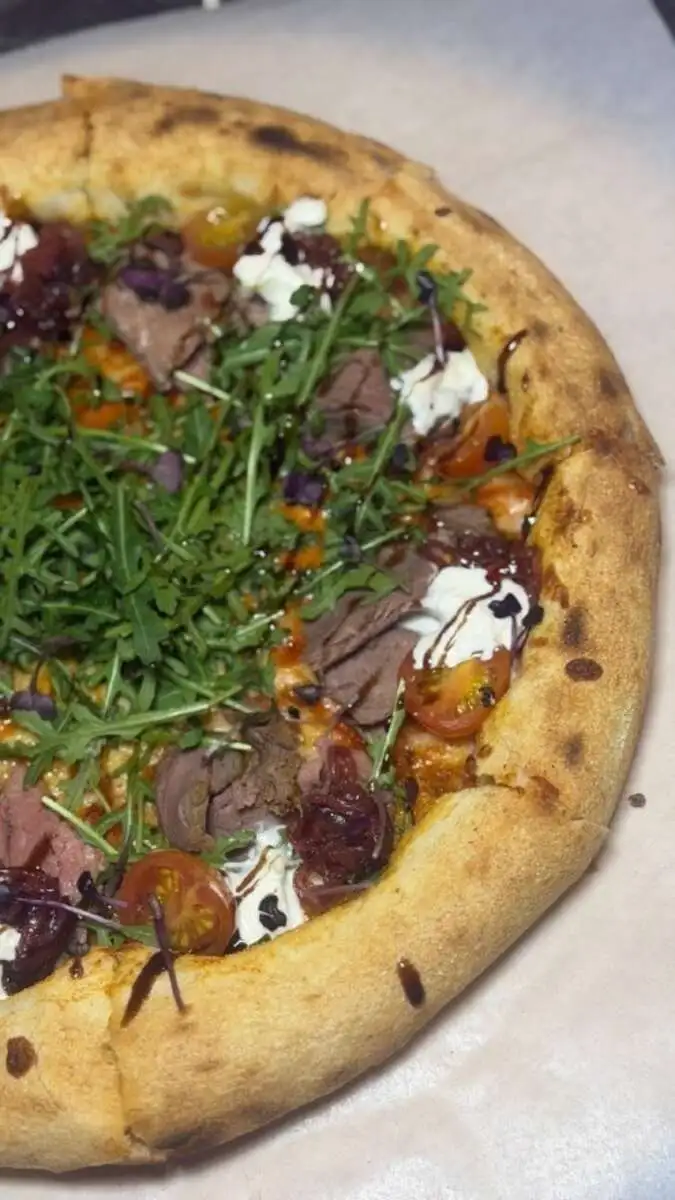 Ростбиф, страчателла и руккола 