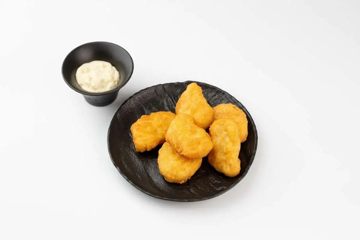 Наггетсы куриные с соусом блю чиз