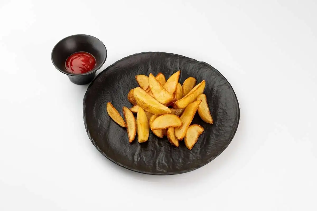 Картофельные дольки с кетчупом