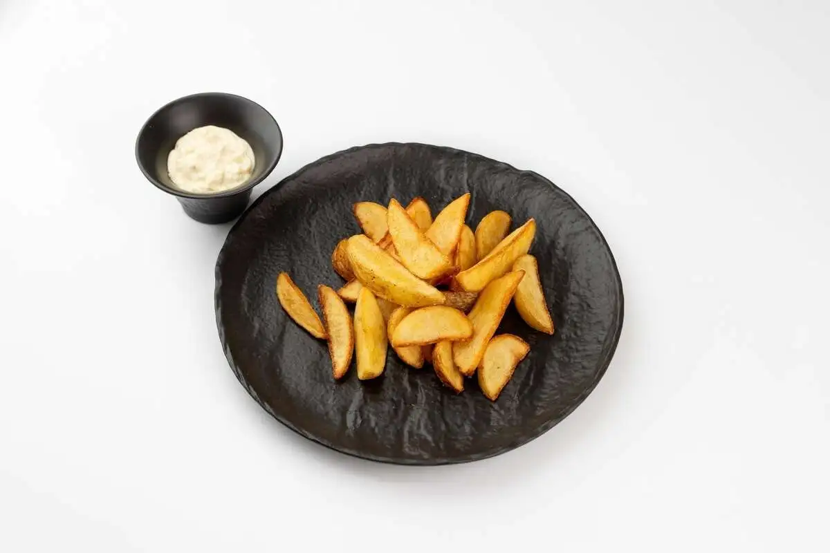 Картофельные дольки с соусом блю чиз
