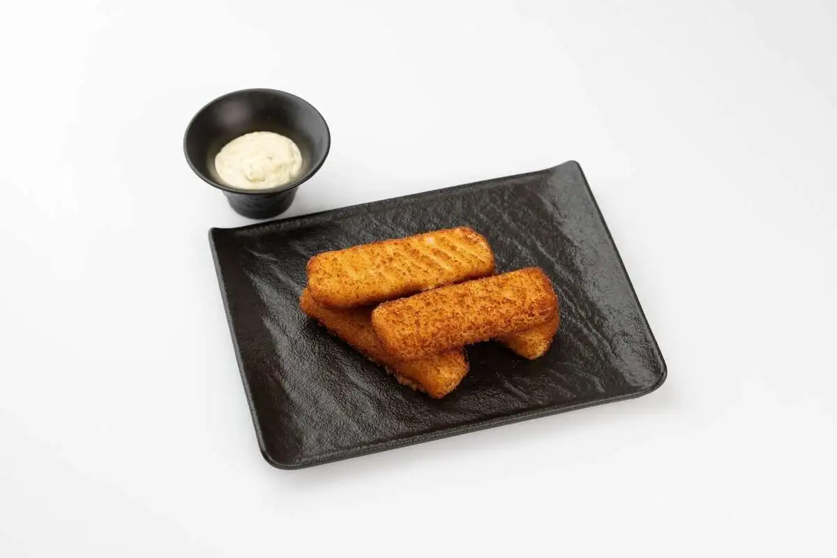 Рыбные палочки с соусом блю чиз